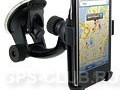 iPhone крепится в автомобиле при навигации по GPS.