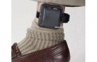 Иммигрантов обязывают носить браслеты GPS слежения.